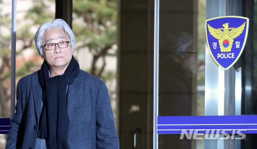 【서울=뉴시스】권현구 기자 = 극단 단원들에게 상습적으로 성폭력을 가한 의혹을 받는 연극연출가 이윤택이 18일 오전 서울 종로구 서울지방경찰청으로 재소환되고 있다. 2018.03.18.&nbsp; stoweon@newsis.com