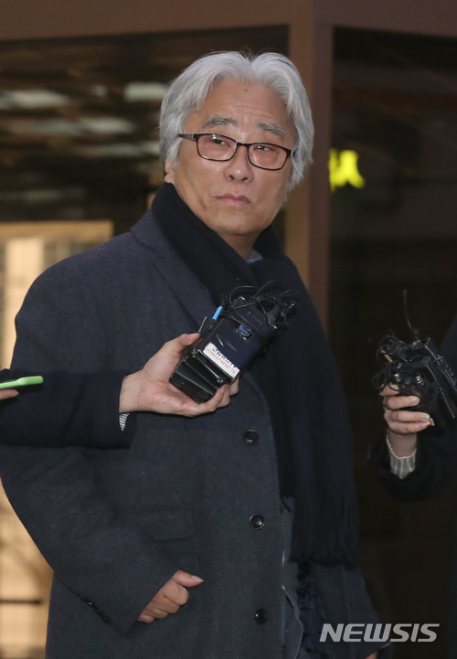 【서울=뉴시스】권현구 기자 = 극단 단원들에게 상습적으로 성폭력을 가한 의혹을 받는 연극연출가 이윤택이 18일 오전 서울 종로구 서울지방경찰청으로 재소환되고 있다. 2018.03.18.&nbsp; stoweon@newsis.com