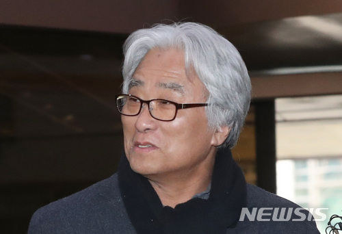 【서울=뉴시스】권현구 기자 = 극단 단원들에게 상습적으로 성폭력을 가한 의혹을 받는 연극연출가 이윤택이 18일 오전 서울 종로구 서울지방경찰청으로 재소환되고 있다. 2018.03.18.&nbsp; stoweon@newsis.com