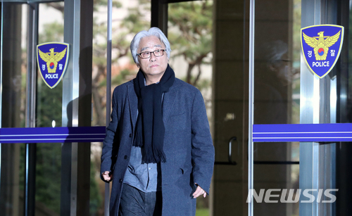 【서울=뉴시스】권현구 기자 = 극단 단원들에게 상습적으로 성폭력을 가한 의혹을 받는 연극연출가 이윤택이 18일 오전 서울 종로구 서울지방경찰청으로 재소환되고 있다. 2018.03.18.&nbsp; stoweon@newsis.com