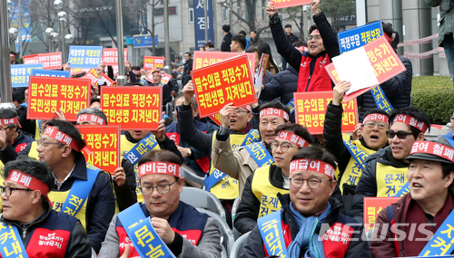 【서울=뉴시스】권현구 기자 = 18일 오후 서울 종로구 동화면세점 앞에서 열린 '국민건강수호 비대위 제1차 전국의사대표자대회' 참가자들이 문재인케어를 반대하는 구호를 외치고 있다. 2018.03.18. stoweon@newsis.com