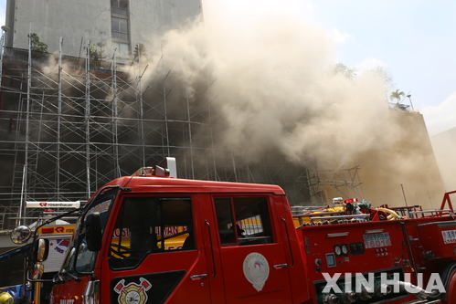 【마닐라=신화/뉴시스】필리핀 수도 마닐라에 위치한 호텔 '워터프론트 마닐라 파빌리온 호텔 앤 카지노'에서 18일 오전 화재가 발생해 소장차가 화재 진압 작업을 벌이고 있다. 이날 화재로 최소 4명이 사망하고 6명이 다쳤다. 2018.03.18. 