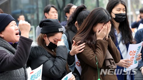 【서울=뉴시스】고범준 기자 = 18일 오후 서울 종로구 마로니에공원에서 열린 문화예술계 평등문화를 위한 연극인 궐기대회에서 참석자들이 구호를 외치며 눈물을 흘리고 있다. 2018.03.18. bjko@newsis.com