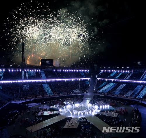 【평창=뉴시스】김진아 기자 = 18일 오후 강원도 평창군 평창올림픽스타디움에서 열린 '2018 평창 동계 패럴림픽 폐회식'에서 폐회를 알리는 불꽃이 터지고 있다. 2018.03.18. photo@newsis.com