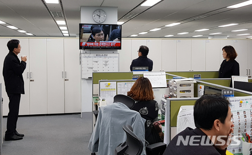 【홍성=뉴시스】유효상 기자 = 안희정 전 충남지사가 19일 정무비서 등에 대한 성폭행 의혹으로 조사를 받기 위해 서울서부지검에 소환된 가운데 이날 충남도청 공무원들이 TV 모니터를 통해 이를 지켜보고 있다. 2018.03.19&nbsp; yreporter@newsis.com