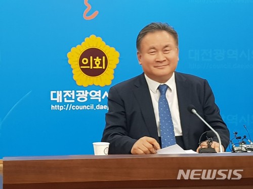 【대전=뉴시스】조명휘 기자 = 이상민(더불어민주당·대전 유성구을) 국회의원이 19일 오후 대전시의회 대회의실에서 기자간담회를 열고 6·13지방선거 대전시장 출마를 선언하고 있다. 2018.03.19. joemedia@newsis.com