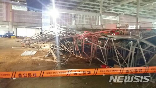 【평택=뉴시스】 평택 현덕 물류센터 공사장 발판 붕괴 현장. 2018.03.19. (사진=경기도재난안전본부 제공) photo@newsis.com