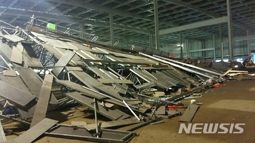 【평택=뉴시스】 평택 현덕 물류센터 공사장 발판 붕괴 현장. 2018.03.19. (사진=경기도재난안전본부 제공) photo@newsis.com