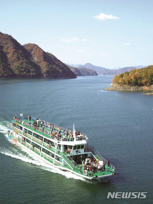 【제천=뉴시스】청풍호 유람선. (사진=제천시 제공) photo@newsis.com