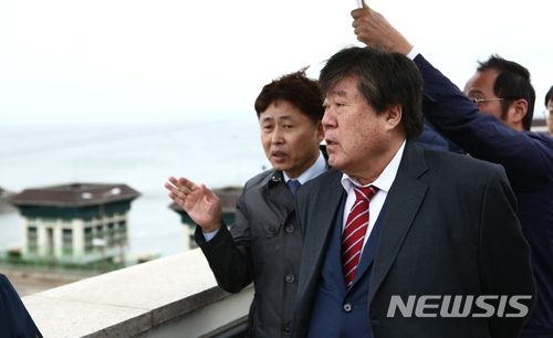 【세종=뉴시스】한국농어촌공사 최규성(오른쪽) 사장이 19일 경기지역본부와 화안사업단을 방문해 현장점검에 나서고 있다.(제공=한국농어촌공사)