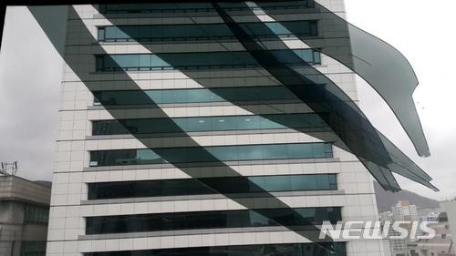 【부산=뉴시스】 하경민 기자 = 19일 오후 3시 45분께 부산 부산진구의 한 빌딩 8층 외벽 유리창(가로 40㎝, 세로 60㎝) 일부가 파손돼 파편이 도로와 인도에 떨어졌다. 당시 인도를 지나는 행인이나 차량이 없어 다행히 2차 피해는 없었다. 2018.03.19. (사진=부산경찰청 제공)photo@newsis.com