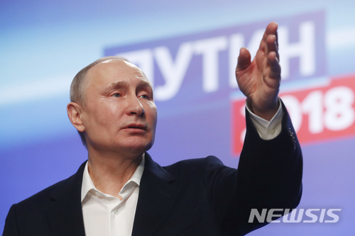 【모스크바=AP/뉴시스】 블라디미르 푸틴 러시아 대통령이 19일(현지시간) 크렘린에 자신과 대통령선거에서 경쟁했던 후보 7명을 초대해 생활수준 향상 등 국내 문제를 해결하는 데 주력해야 한다고 밝혔다. 푸틴 대통령이 지난 18일 모스크바에 있는 선거본부에서 자신의 직원들을 만난 뒤 기자회견을 하고 있다. 2018.03.20