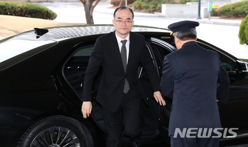 【서울=뉴시스】권현구 기자 = 문무일 검찰총장이 19일 오전 서울 서초구 대검찰청으로 출근하고 있다. '뇌물수수·횡령·조세포탈' 등의 혐의를 받고 있는 이명박 전 대통령에 대한 검찰의 구속영장 청구 여부가 이르면 이날 결정될 예정이다. 2018.03.19. stoweon@newsis.com