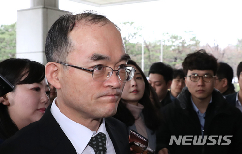 【서울=뉴시스】권현구 기자 = 문무일 검찰총장이 19일 오전 서울 서초구 대검찰청으로 출근하고 있다. 2018.03.19. stoweon@newsis.com