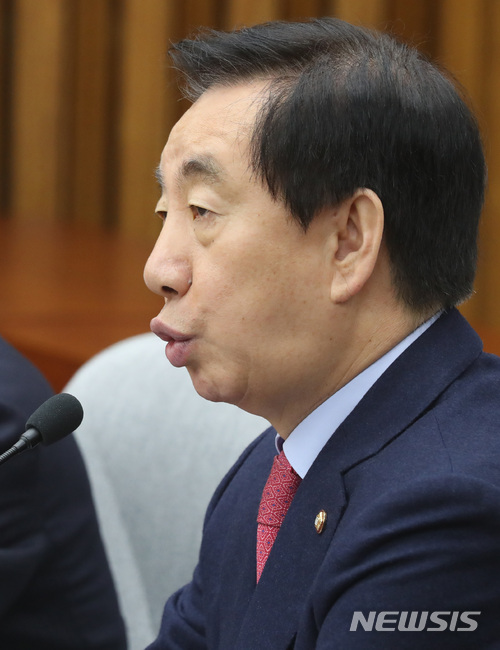 【서울=뉴시스】박영태 기자 = 19일 오전 서울 영등포구 여의도 국회에서 진행된 자유한국당 원내대책회의에서 김성태 원내대표가 모두발언을 하고 있다. 2018.03.19.since1999@newsis.com