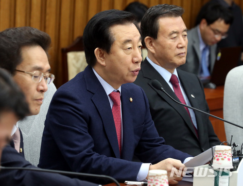 【서울=뉴시스】박영태 기자 = 19일 오전 서울 영등포구 여의도 국회에서 진행된 자유한국당 원내대책회의에서 김성태 원내대표가 모두발언을 하고 있다. 2018.03.19.since1999@newsis.com
