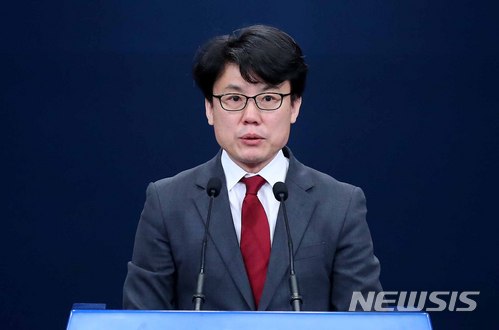【서울=뉴시스】전신 기자 = 진성준 정무기획비서관이 19일 청와대 춘추관 대브리핑룸에서 개헌 관련 프로세스를 발표를 하고 있다. 2018.03.19.&nbsp; photo1006@newsis.com