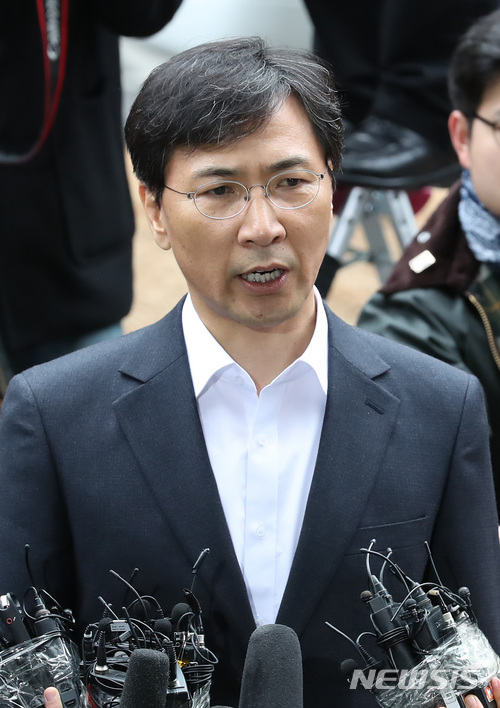 【서울=뉴시스】이영환 기자 = 성폭행 의혹을 받고 있는 안희정 전 충남지사가 지난 9일 자진출석에 이어 검찰조사를 받기 위해 19일 오전 서울 마포구 서울서부지검으로 출석해 취재진의 질문에 답하고 있다. 안희정 전 충남지사는 자신의 수행비서였던 김지은씨와 더좋은민주주의연구소(더연) 직원 A씨를 성폭행·성추행한 혐의를 받고 있다. 2018.03.19.&nbsp; 20hwan@newsis.com
