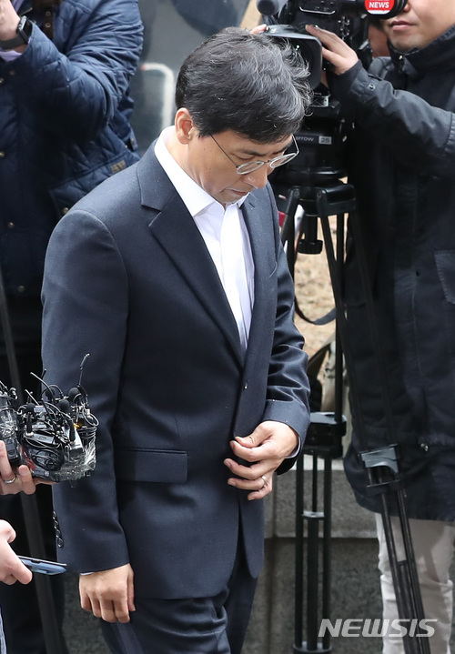 【서울=뉴시스】이영환 기자 = 성폭행 의혹을 받고 있는 안희정 전 충남지사가 지난 9일 자진출석에 이어 검찰조사를 받기 위해 19일 오전 서울 마포구 서울서부지검으로 출석하고 있다.안희정 전 충남지사는 자신의 수행비서였던 김지은씨와 더좋은민주주의연구소(더연) 직원 A씨를 성폭행·성추행한 혐의를 받고 있다. 2018.03.19. 20hwan@newsis.com