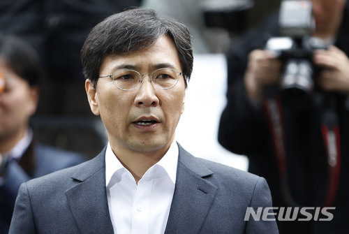 【서울=뉴시스】최동준 기자 = 수행비서 성폭행 의혹을 받고 있는 안희정 전 충남지사가 19일 오전 서울 마포구 서울서부지방검찰청으로 출석하고 있다. 2018.03.19.&nbsp; photocdj@newsis.com 
