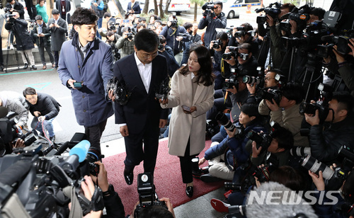 【서울=뉴시스】이영환 기자 = 성폭행 의혹을 받고 있는 안희정 전 충남지사가 지난 9일 자진출석에 이어 검찰조사를 받기 위해 19일 오전 서울 마포구 서울서부지검으로 출석하고 있다.안희정 전 충남지사는 자신의 수행비서였던 김지은씨와 더좋은민주주의연구소(더연) 직원 A씨를 성폭행·성추행한 혐의를 받고 있다. 2018.03.19. 20hwan@newsis.com