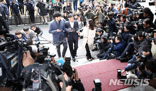 두번째 검찰 출석 안희정 "합의에 의한 성관계라 생각"