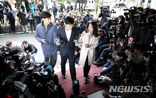 '3가지 혐의' 안희정 구속 갈림길…'위력 행사' 입증됐나
