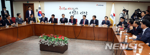 【서울=뉴시스】박영태 기자 = 19일 오전 서울 영등포구 여의도 자유한국당 당사에서 진행된 6·13 지방선거 중앙-시도당 맑은공천 연석회의에서 홍준표 대표가 모두발언을 하고 있다. 2018.03.19.since1999@newsis.com