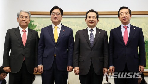 【서울=뉴시스】홍효식 기자 = 19일 오전 서울 여의도 국회 본청 의장실에서 정세균(왼쪽 셋째) 국회의장과 3당 원내대표들이 회동에 앞서 기념촬영을 하고 있다. 왼쪽부터 바른미래당 김동철 원내대표, 더불어민주덩 우원식 원내대표, 정세균 의장, 자유한국당 김성태 원내대표. 2018.03.19.&nbsp; yesphoto@newsis.com