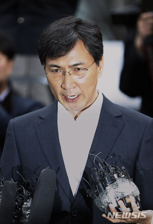 【서울=뉴시스】최동준 기자 = 수행비서 성폭행 의혹을 받고 있는 안희정 전 충남지사가 19일 오전 서울 마포구 서울서부지방검찰청으로 출석하며 취재진 질문에 답변하고 있다. 2018.03.19.&nbsp; photocdj@newsis.com