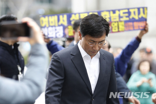 마음 바꾼 안희정, 내일 구속영장 심사 출석하기로