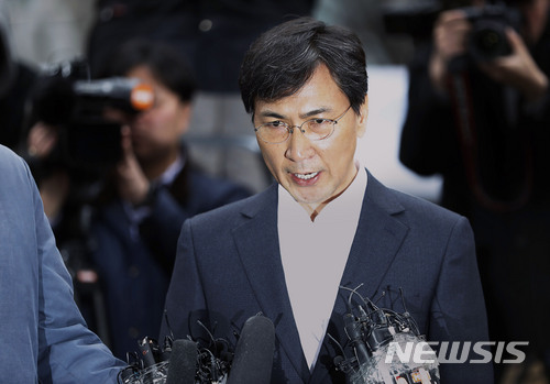 【서울=뉴시스】최동준 기자 = 수행비서 성폭행 의혹을 받고 있는 안희정 전 충남지사가 19일 오전 서울 마포구 서울서부지방검찰청으로 출석하며 취재진 질문에 답변하고 있다. 2018.03.19.&nbsp; photocdj@newsis.com
