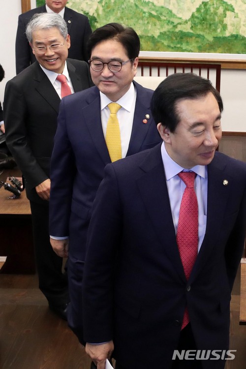 【서울=뉴시스】홍효식 기자 = 19일 오전 서울 여의도 국회 본청 의장실에서 국회의장·3당 원내대표 공개 회동을 마친 국민의당 김동철(왼쪽부터), 더불어민주당 우원식, 자유한국당 김성태 원내대표가 비공개 회동을 위해 자리를 옮기고 있다. 2018.03.19.&nbsp; yesphoto@newsis.com