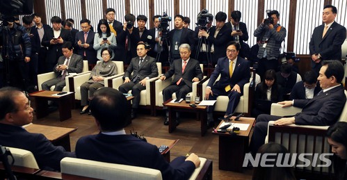 【서울=뉴시스】홍효식 기자 = 19일 오전 서울 여의도 국회 본청 의장실에서 정세균 국회의장과 더불어민주당 우원식, 자유한국당 김성태, 국민의당 김동철 등 3당 원내대표 회동이 진행되고 있다. 2018.03.19. yesphoto@newsis.com