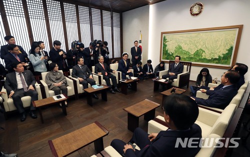 【서울=뉴시스】홍효식 기자 = 19일 오전 서울 여의도 국회 본청 의장실에서 정세균 국회의장과 더불어민주당 우원식, 자유한국당 김성태, 국민의당 김동철 등 3당 원내대표들이 회동하고 있다. 2018.03.19. yesphoto@newsis.com