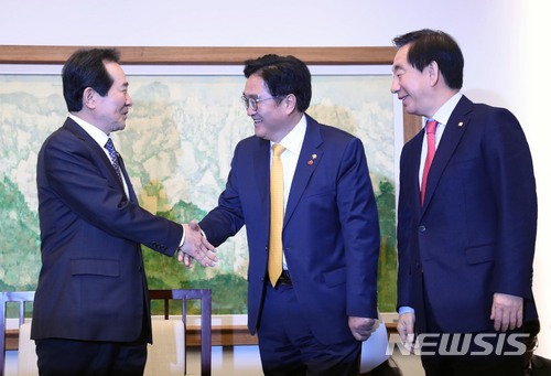 【서울=뉴시스】홍효식 기자 = 19일 오전 서울 여의도 국회 본청 의장실에서 열린 국회의장·3당 원내대표 회동에 앞서 정세균(왼쪽) 의장과 더불어민주당 우원식 원내대표가 악수하고 있다. 오른쪽은 자유한국당 김성태 원내대표. 2018.03.19. yesphoto@newsis.com
