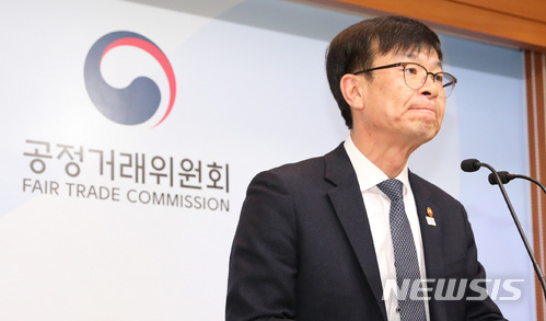 【세종=뉴시스】강종민 기자 = 김상조 공정거래위원장이 지난 3월19일 오전 정부세종청사에서 변화된 경제 환경을 반영한 공정거래법 개편을 위해 분야별 외부 전문가로 구성된 '공정거래법제 개선 특별위원회'를 구성·운영한다고 밝히고 있다. 2018.03.19. ppkjm@newsis.com
