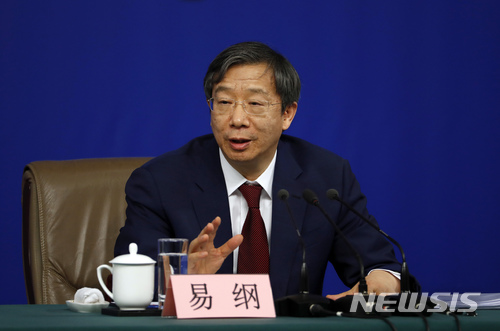 【베이징=AP/뉴시스】19일 중국 전국인민대표대회(전인대) 13기 1차회의 7차전체회의에서 이강(易綱)이 신임 인민은행장으로 선출됐다. 지난 9일 에 열린 전인대 기자회견에 참석한 이 은행장. 2018.03.19 