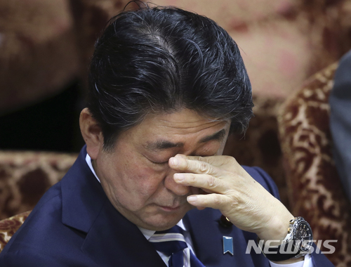 【도쿄=AP/뉴시스】'사학 스캔들'로 지지율이 급락하는 등 곤욕을 치르며 집권 이래 최대의 정치적 위기를 맞은 아베 신조(安倍晋三) 일본 총리가 19일 오전 중의원 예산위원회에 출석해 재무성 문서 조작 의혹과 관련한 공문서 관리 방식 등을 둘러싼 집중심의를 받았다. 그는 일체의 혐의를 부인했다. 사진은 위원회 중 눈을 비비고 있는 아베 총리. 2018.03.19.