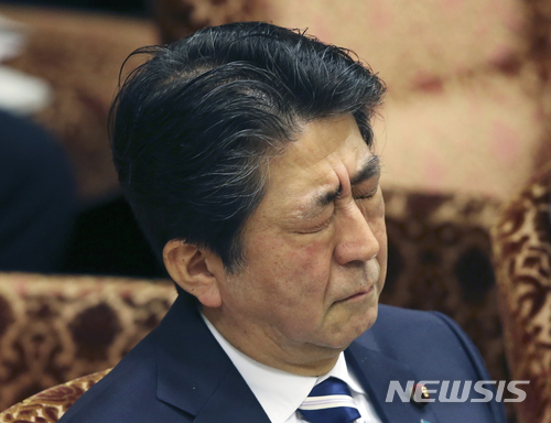 【도쿄=AP/뉴시스】'사학 스캔들'로 지지율이 급락하는 등 곤욕을 치르며 집권 이래 최대의 정치적 위기를 맞은 아베 신조(安倍晋三) 일본 총리가 19일 오전 중의원 예산위원회에 출석해 재무성 문서 조작 의혹과 관련한 공문서 관리 방식 등을 둘러싼 집중심의를 받았다. 그는 일체의 혐의를 부인했다. 사진은 위원회 중 눈을 감고 있는 아베 총리. 2018.03.19. 