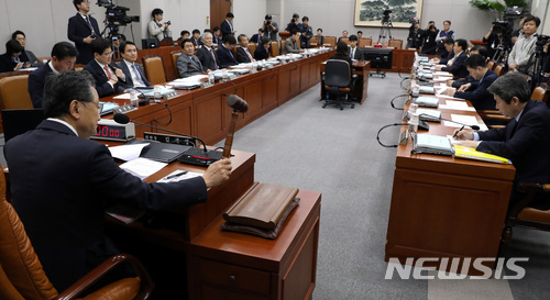 【서울=뉴시스】박영태 기자 = 19일 오후 서울 영등포구 여의도 국회에서 진행된 헌법개정 및 정치개혁 특별위원회를 김재경 위원장이 주재하고 있다. 2018.03.19.since1999@newsis.com