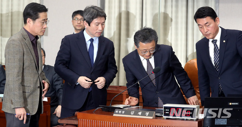 【서울=뉴시스】박영태 기자 = 19일 오후 서울 영등포구 여의도 국회에서 진행된 헌법개정 및 정치개혁 특별위원회에서 김재경 위원장이 여야 간사와 이야기를 나누고 있다. 왼쪽부터 이태규 바른미래당 간사. 이인영 더불어민주당 간사, 김재경 위원장. 황영철 자유한국당 간사. 2018.03.19.since1999@newsis.com