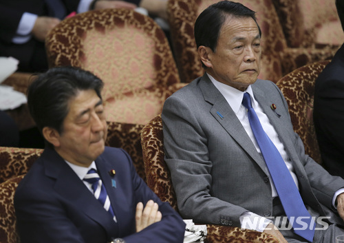 【도쿄=AP/뉴시스】'사학 스캔들'로 지지율이 급락하는 등 곤욕을 치르며 집권 이래 최대의 정치적 위기를 맞은 아베 신조(安倍晋三) 일본 총리가 19일 오전 중의원 예산위원회에 출석해 재무성 문서 조작 의혹과 관련한 공문서 관리 방식 등을 둘러싼 집중심의를 받았다. 그는 일체의 혐의를 부인했다. 사진은 위원회 중 무거운 표정으로 팔장을 끼고 앉아 있는 아베 총리. 옆에 앉은 사람은 아소 다로 부총리 겸 재무상이다. 2018.03.19.