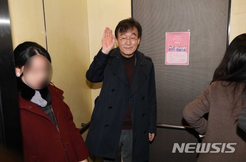 【서울=뉴시스】고승민 기자 = 학부생 성추행 의혹이 제기된 임종주(필명 하일지) 동덕여자대학교 문예창작과 교수가 19일 오후 동덕여대 백주년기념관에서 기자회견을 마치고 퇴장, 엘리베이터에 탑승하고 있다. 2018.03.19. kkssmm99@newsis.com