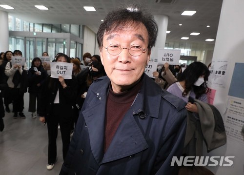 【서울=뉴시스】고승민 기자 = 학부생 성추행 의혹이 제기된 임종주(필명 하일지) 동덕여자대학교 문예창작과 교수가 3월19일 오후 동덕여대 백주년기념관에서 기자회견을 마친 뒤 퇴장하고 있다. 2018.03.19. kkssmm99@newsis.com