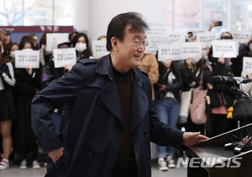 【서울=뉴시스】고승민 기자 = 학부생 성추행 의혹이 제기된 임종주(필명 하일지) 동덕여자대학교 문예창작과 교수가 19일 오후 동덕여대 백주년기념관에서 기자회견을 위해 연단에 들어서고 있다. 동덕여대 학생들은 임 교수의 안희정 전 지사 성폭력 사건 피해자와 미투 운동에 대한 비하 발언및 성추행 의혹으로 현재 교내에서 수업 거부, 대자보 부착 등 본격적인 행동에 나서고 있다. 2018.03.19.&nbsp; kkssmm99@newsis.com