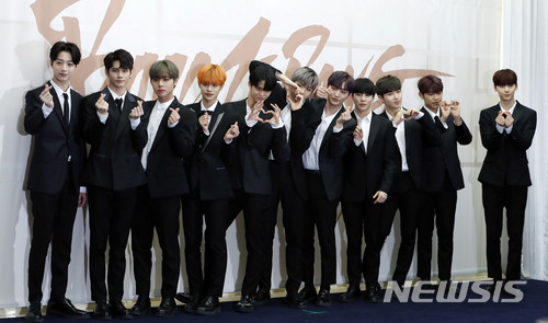 【서울=뉴시스】최동준 기자 = 그룹 워너원이 19일 서울 상암동 스탠포드호텔에서 열린 새 미니앨범 '0+1=1(I PROMISE YOU)' 발표 기자회견에서 포즈를 취하고 있다. 2018.03.19. photocdj@newsis.com