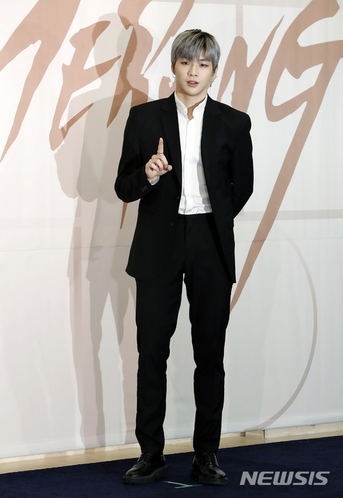 【서울=뉴시스】최동준 기자 = 그룹 워너원 강다니엘이 19일 서울 상암동 스탠포드호텔에서 열린 새 미니앨범 '0+1=1(I PROMISE YOU)' 발표 기자회견에서 포즈를 취하고 있다. 2018.03.19. photocdj@newsis.com