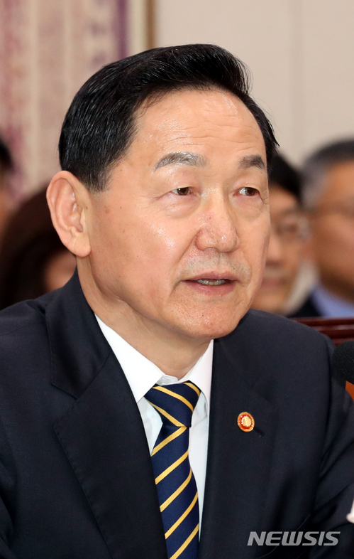 【서울=뉴시스】이종철 기자&nbsp; = 19일 오후 서울 여의도 국회에서 열린 교육문화체육관광위원회 전체회의에서 김상곤 부총리 겸 교육부장관이 의원 질의에 답변을 하고 있다. 2018.03.19.&nbsp; jc4321@newsis.com