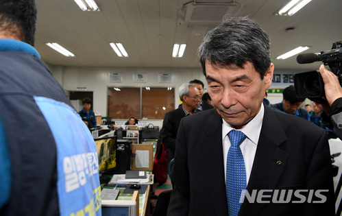 【광주=뉴시스】신대희 기자 = 이동걸 산업은행 회장이 19일 광주 광산구 금호타이어 광주공장에서 노조 집행부와 간담회를 마친 뒤 노동조합 회의실을 나서고 있다. 2018.03.19. sdhdream@newsis.com